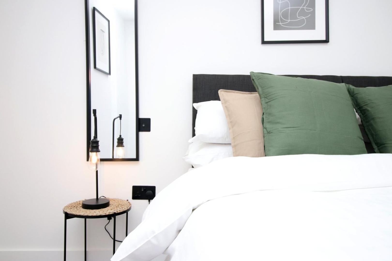 2 Bedroom With Free Parking Суиндон Экстерьер фото