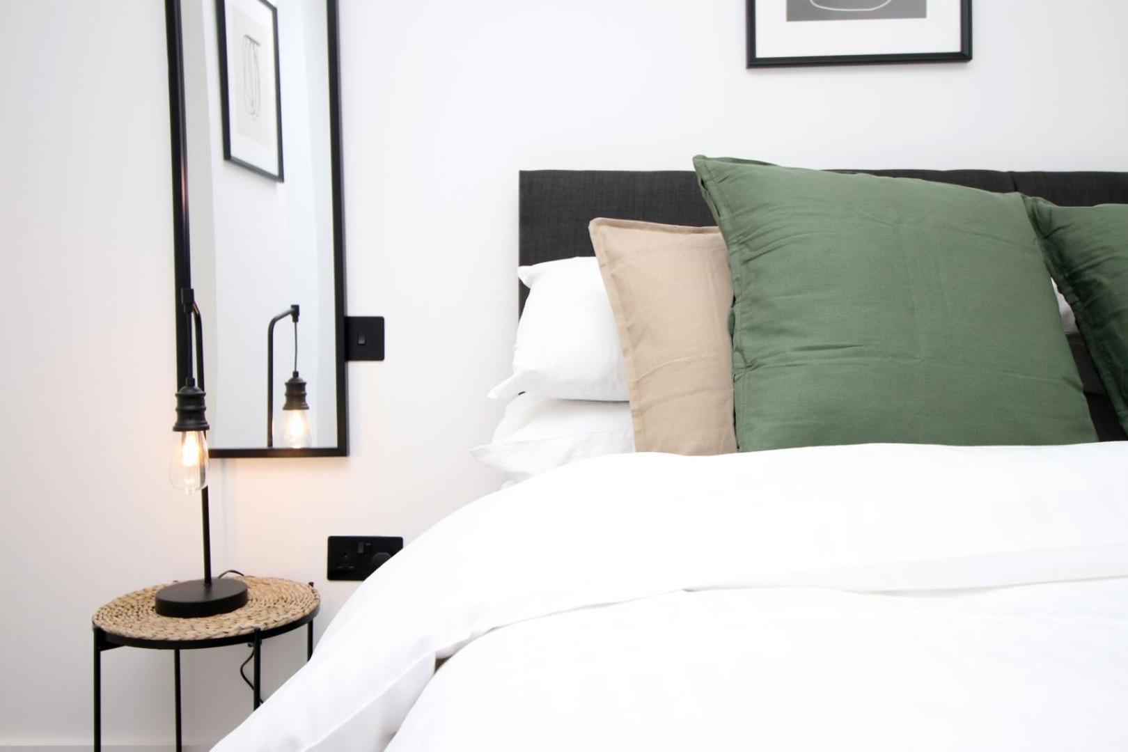 2 Bedroom With Free Parking Суиндон Экстерьер фото