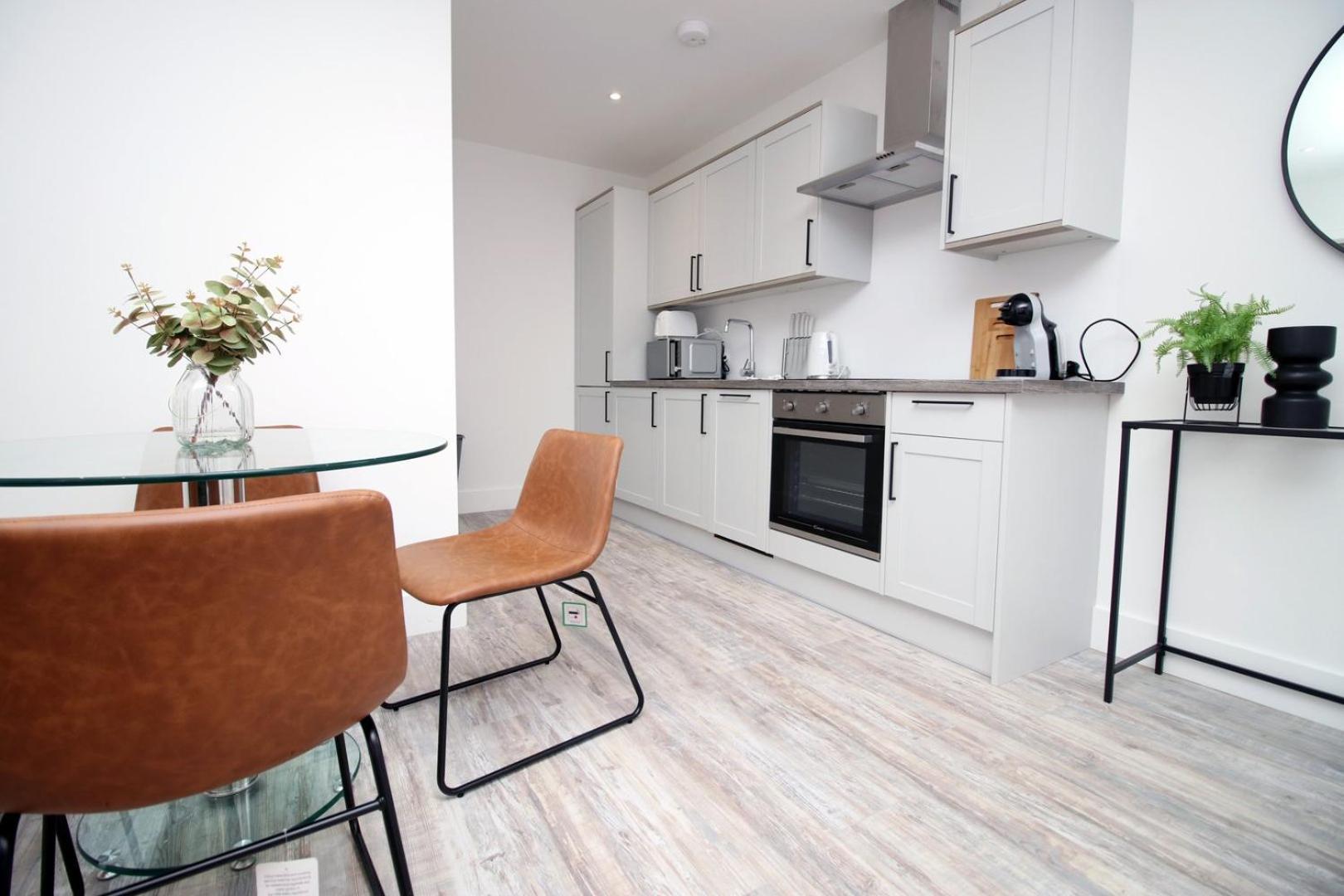 2 Bedroom With Free Parking Суиндон Экстерьер фото