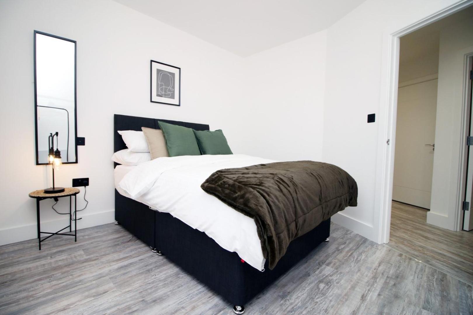 2 Bedroom With Free Parking Суиндон Экстерьер фото