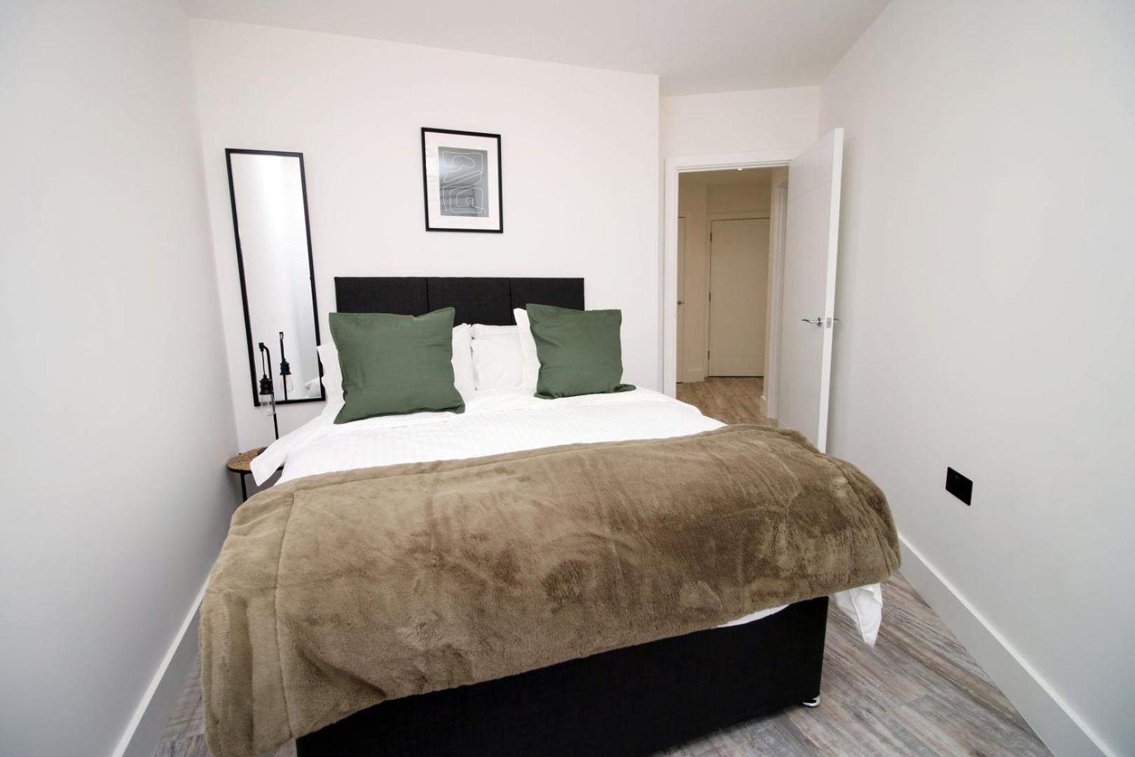 2 Bedroom With Free Parking Суиндон Экстерьер фото
