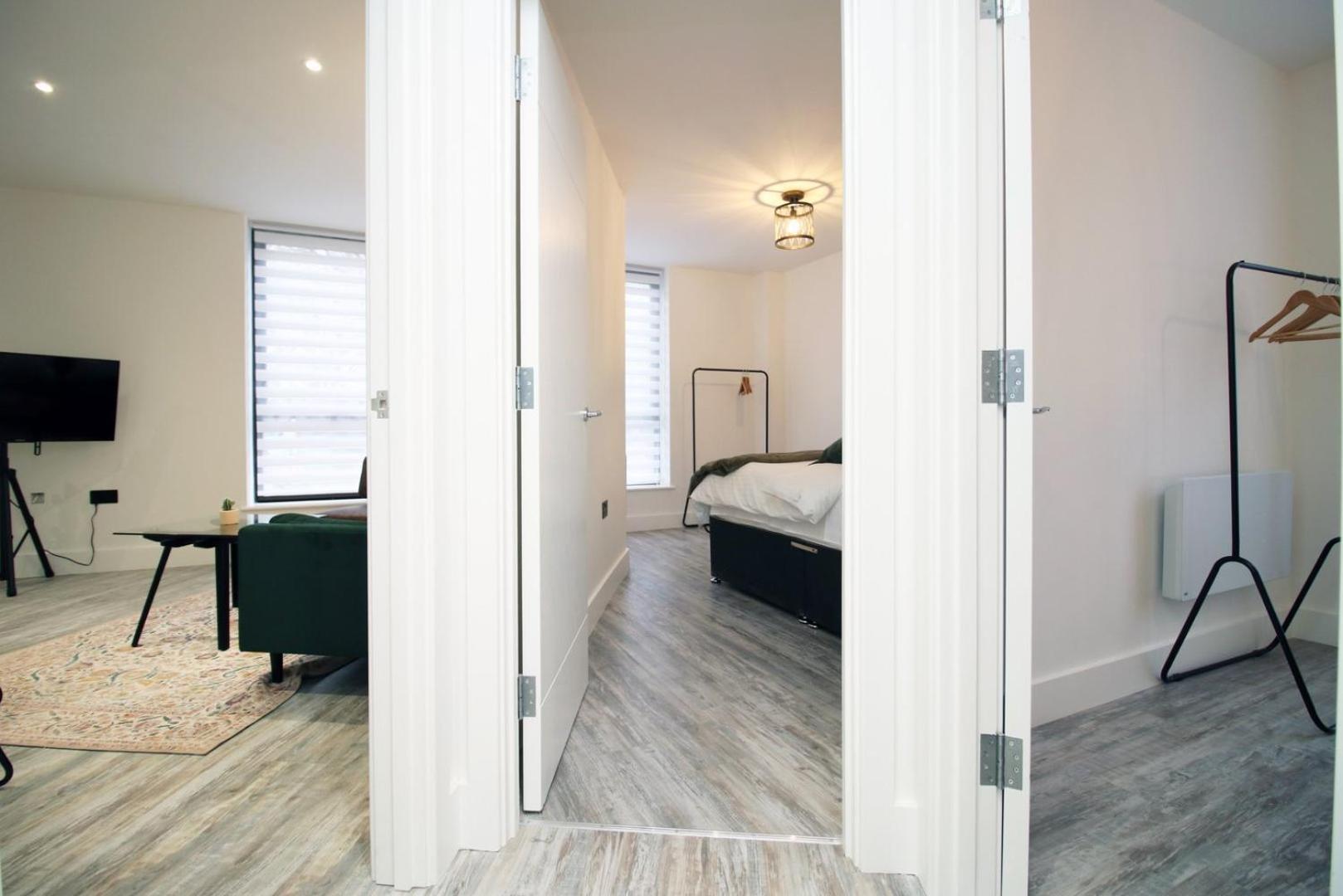 2 Bedroom With Free Parking Суиндон Экстерьер фото